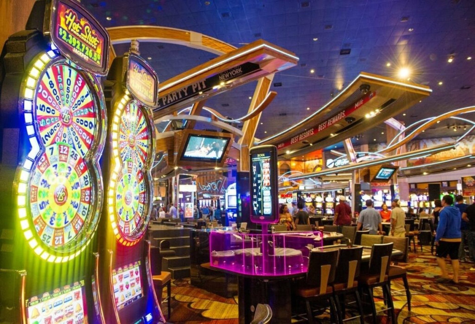 Puzwetharic Ravintola Casinon pääsisäänkäynti ja tyylikäs aula