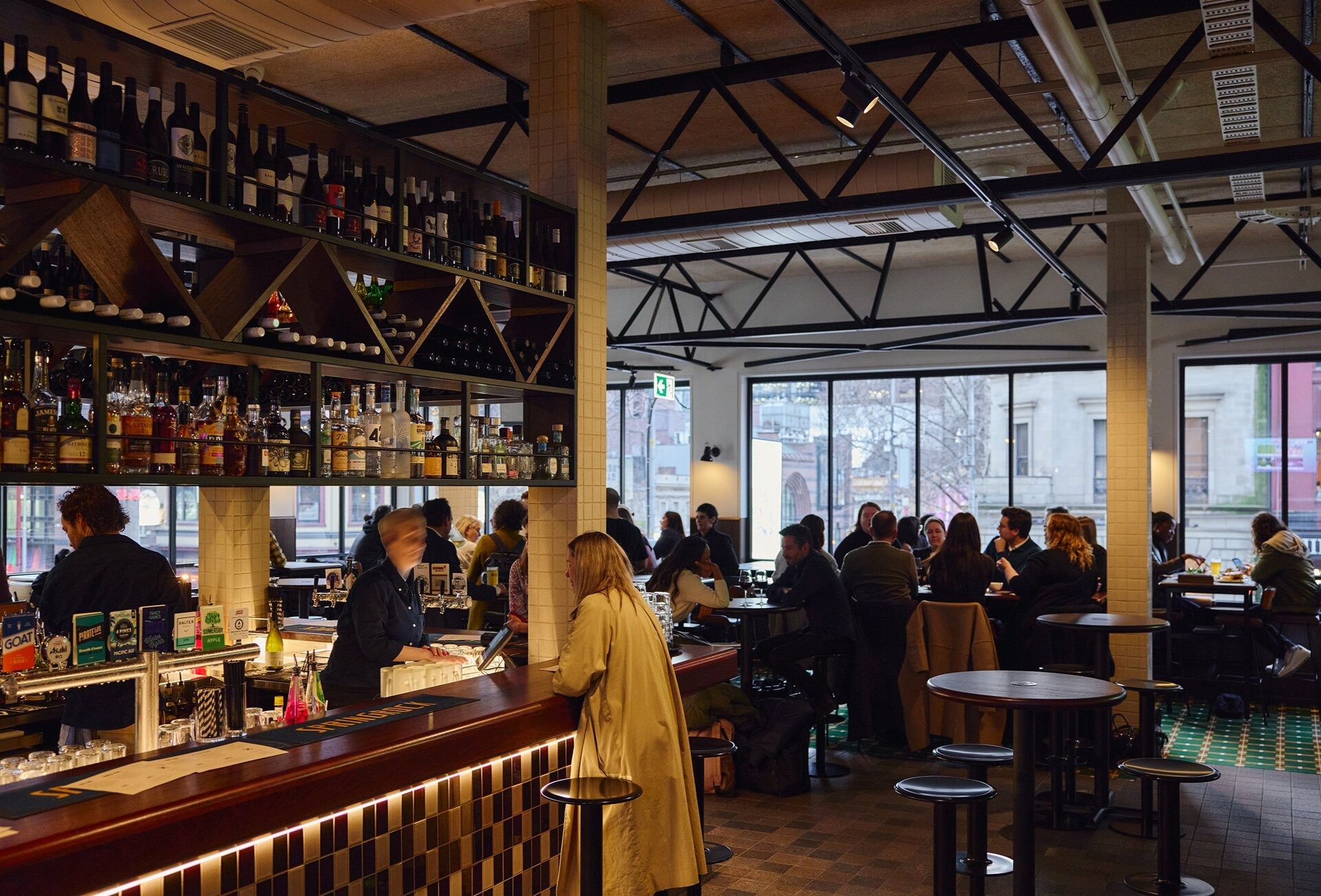 Puzwetharic Ravintola tyylikäs ja laadukas ruokailuympäristö